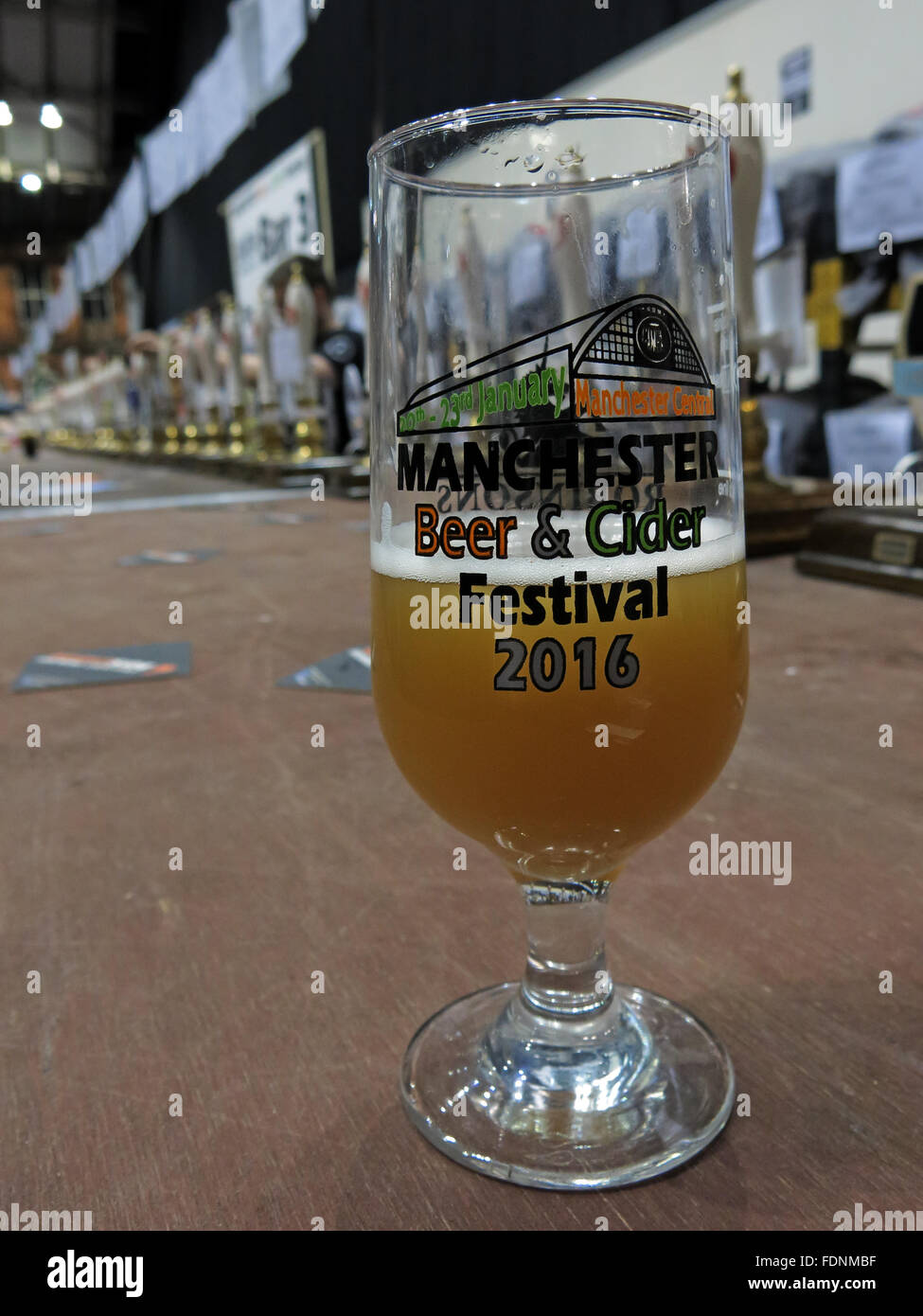 Manchester Central CAMRA festival invernale della birra 2016,Lancs,l'Inghilterra, Regno Unito Bicchiere da birra Foto Stock