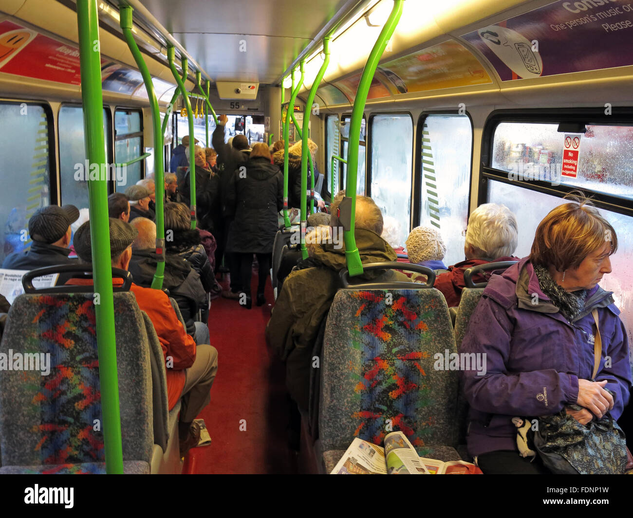 Un autobus di trasporto pubblico trafficato a Warrington, Cheshire, Inghilterra, Regno Unito con passeggeri, WA1 Foto Stock