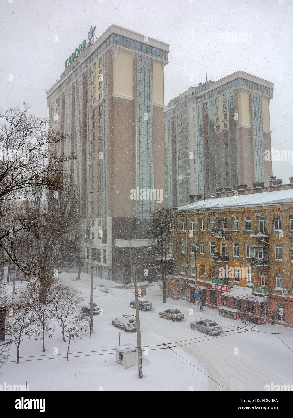 Odessa, Ucraina - 18 Gennaio 2016: un potente ciclone, tempesta, neve pesante paralizzato la città. La gente che camminava per strada assortiti Foto Stock