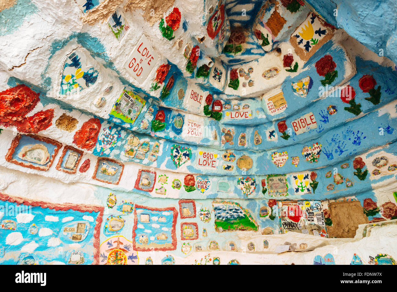 All'interno della Hogan alla salvezza di montagna, un monumento creato da Leonard Knight in lastra City, California Foto Stock