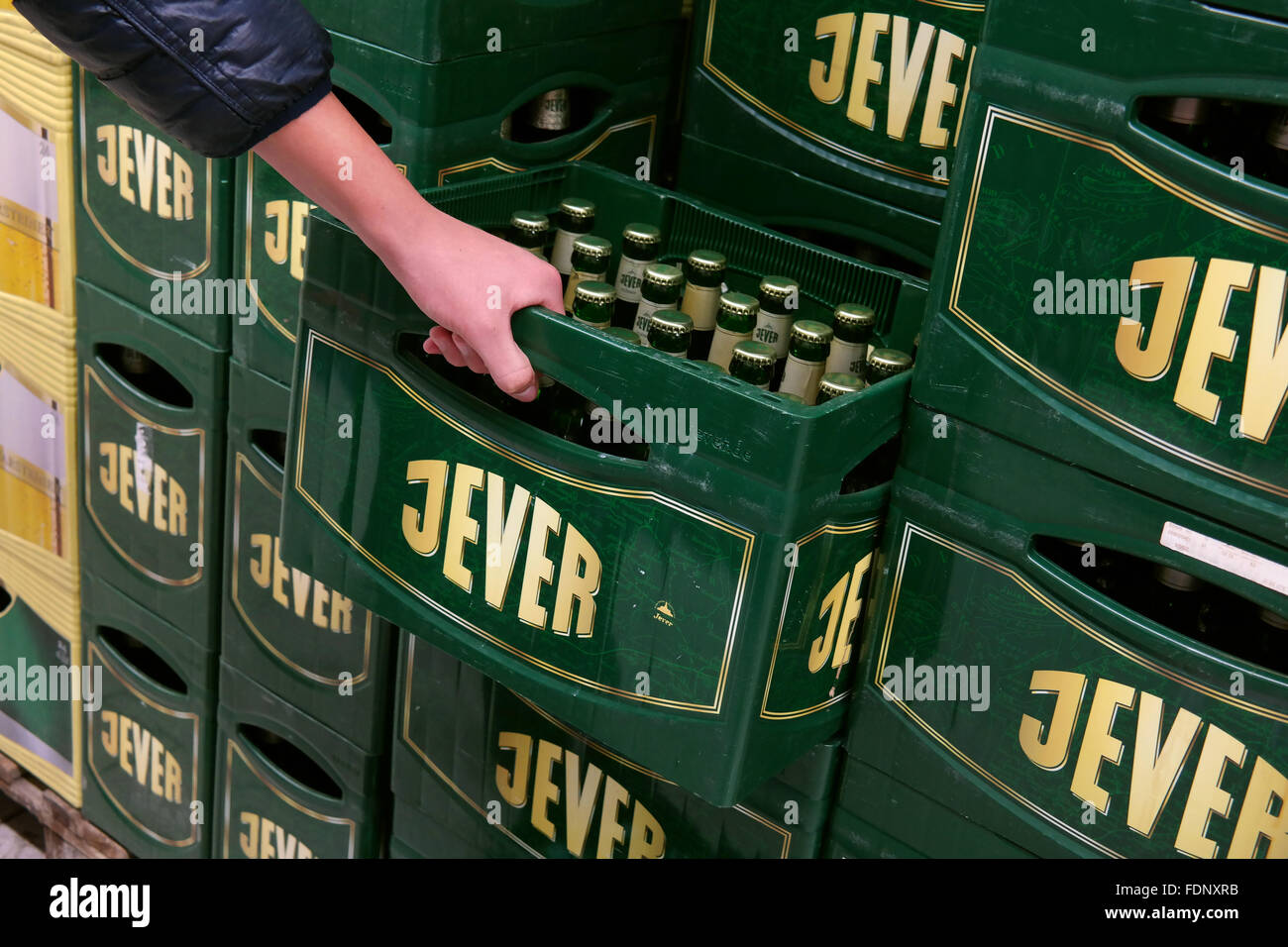 Pila di Jever casse di birra in un commercio all'ingrosso. Foto Stock