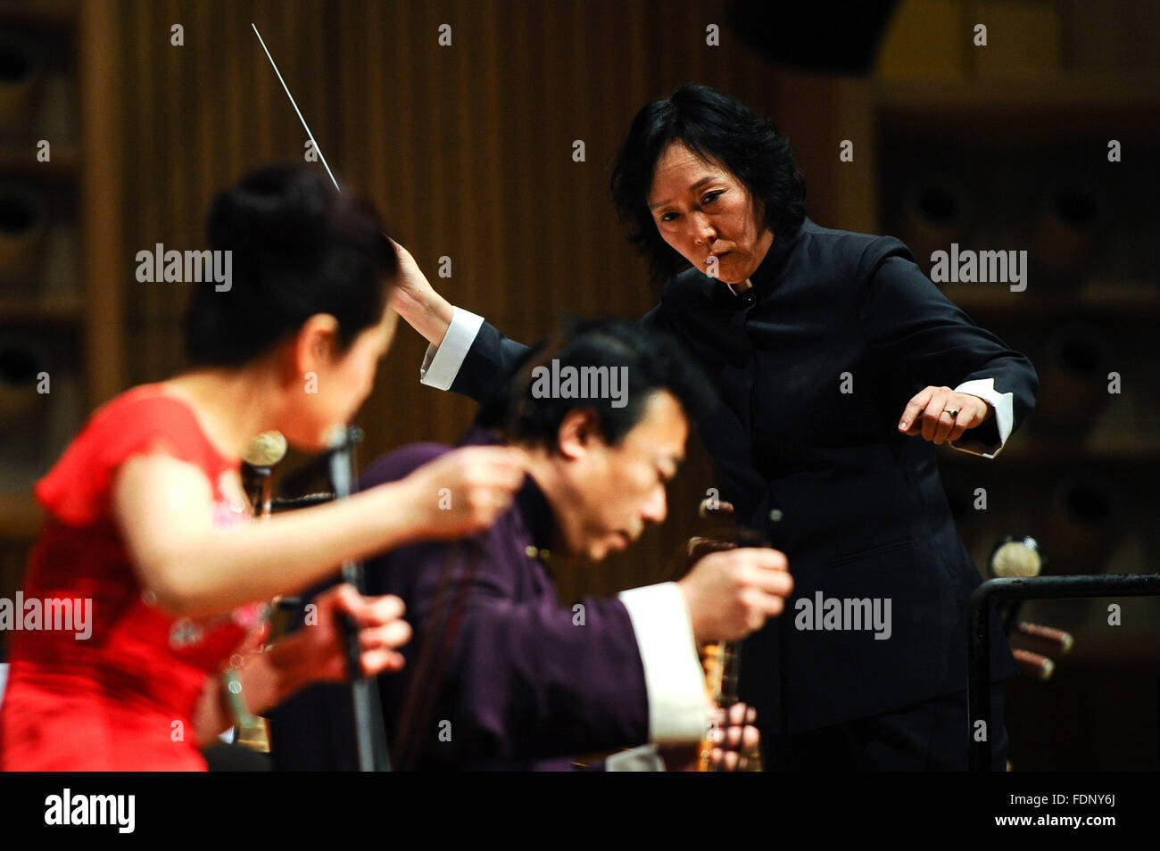 Linz, Austria. Il 1° febbraio 2016. Hong Xia (R), il conduttore permanente del cinese tradizionale Orchestra della China National Opera e Danza Teatro (CNODDT) performes durante il Grand cinese di nuovo anno con un concerto presso la Brucknerhaus di Linz, Austria, 1 febbraio 2016. © Qian Yi/Xinhua/Alamy Live News Foto Stock