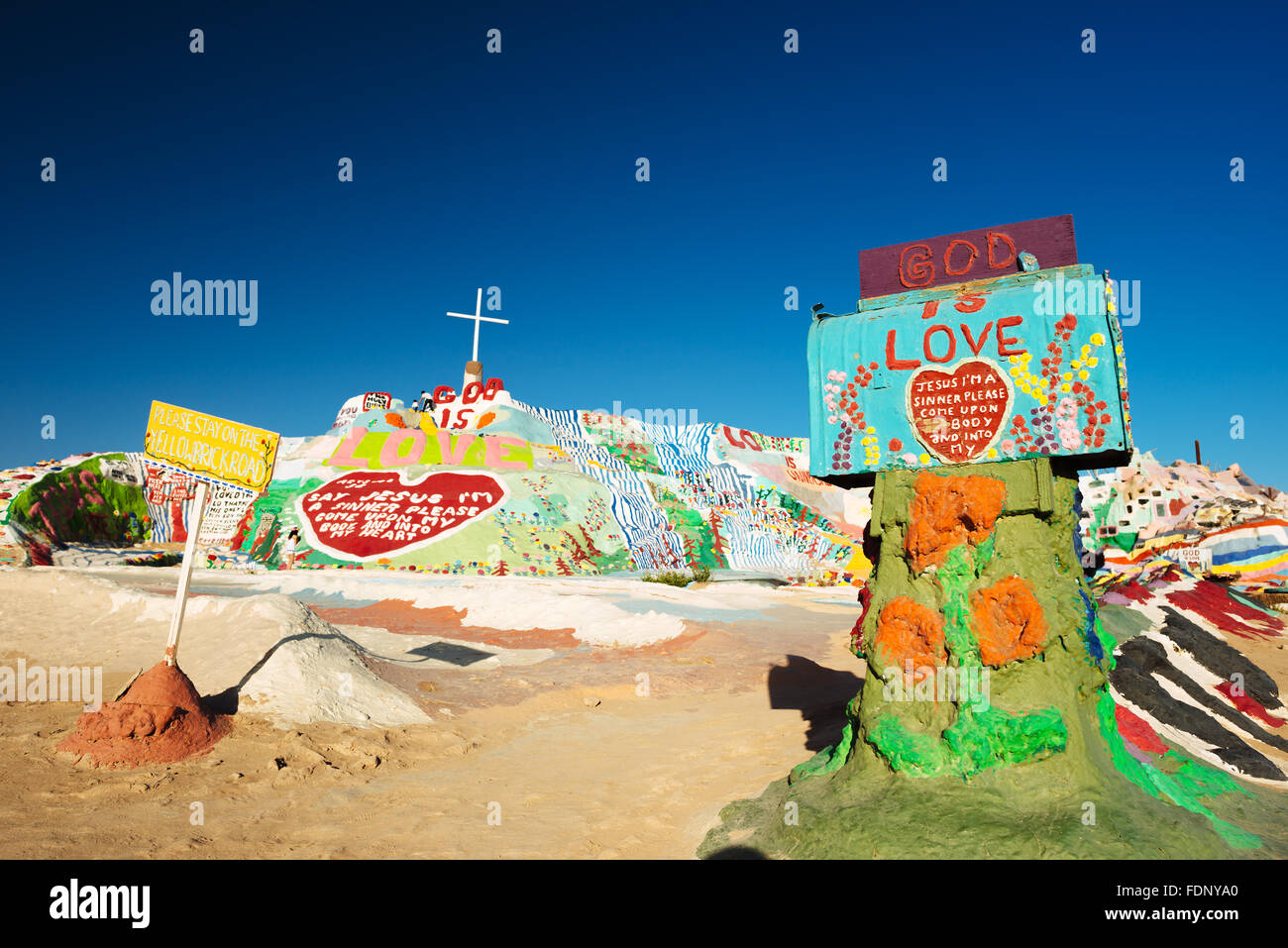La salvezza di montagna, un monumento creato da Leonard Knight in lastra città vicino Niland, California Foto Stock