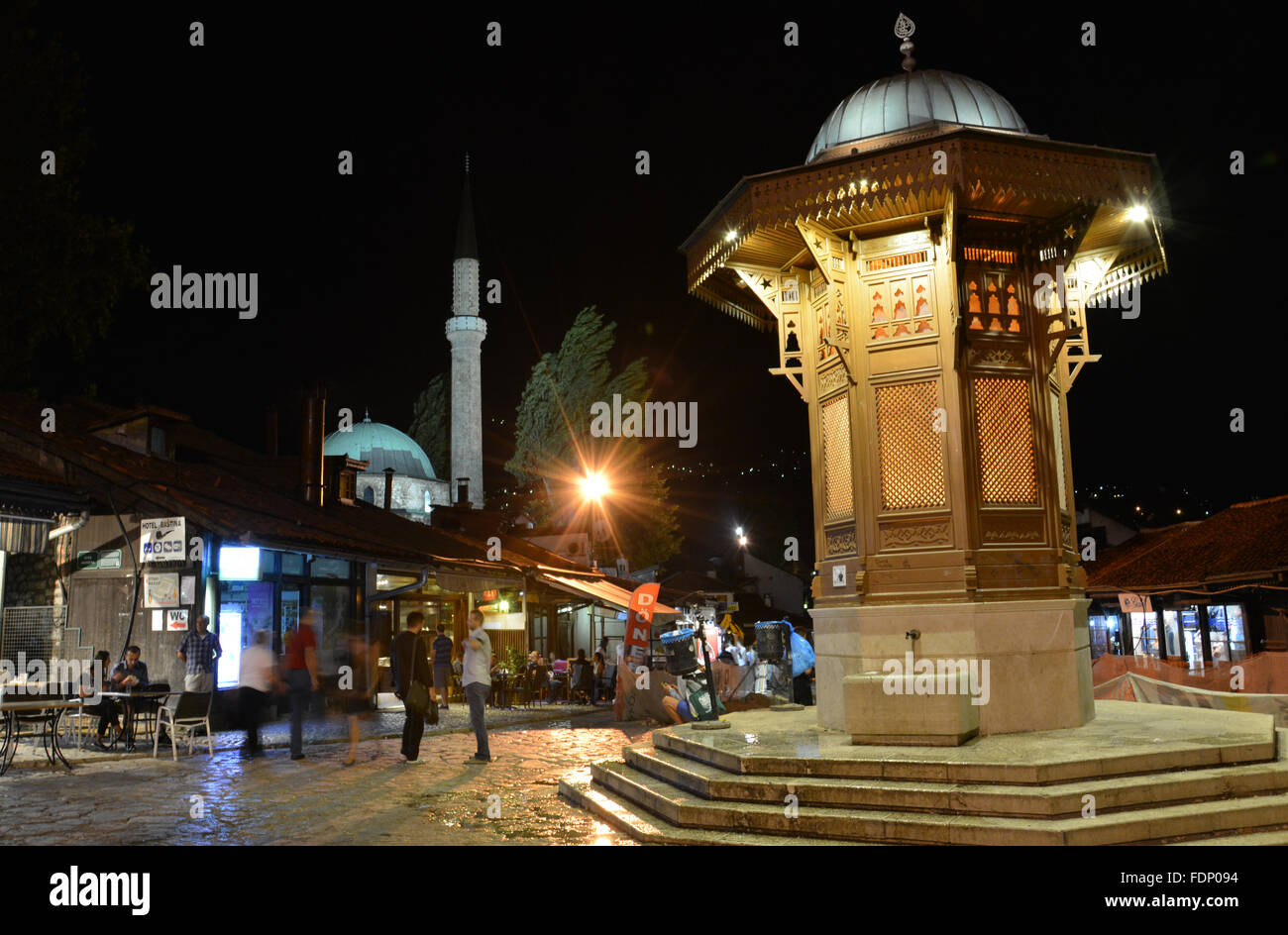 Bascarsija square e sebilj di notte nella città vecchia sezione di Sarajevo, Bosnia ed Erzegovina Foto Stock