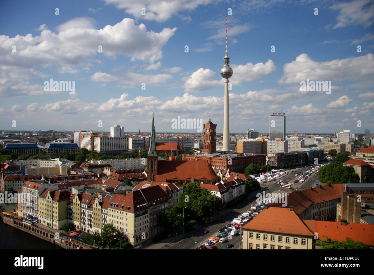 Luftbild: Skyline von Berlin Mitte mit Fernsehturm, Forum Hotel, Rotem Rathaus, Fischerinsel, Berlino. Foto Stock
