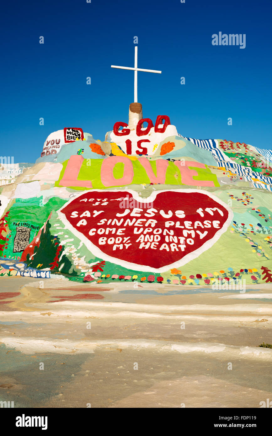 La salvezza di montagna, un monumento creato da Leonard Knight in lastra città vicino Niland, California Foto Stock