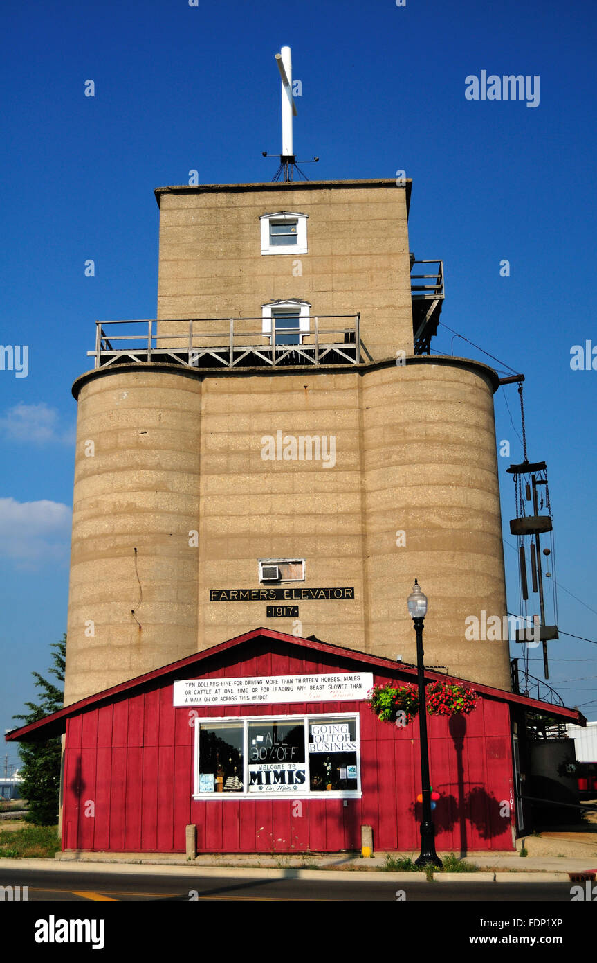 Un vecchio cooperativa agricoltori di elevatore della granella risalente al 1917 ancora in uso in un territorio rurale Illinois comunità. Princeton, Illinois, Stati Uniti d'America. Foto Stock