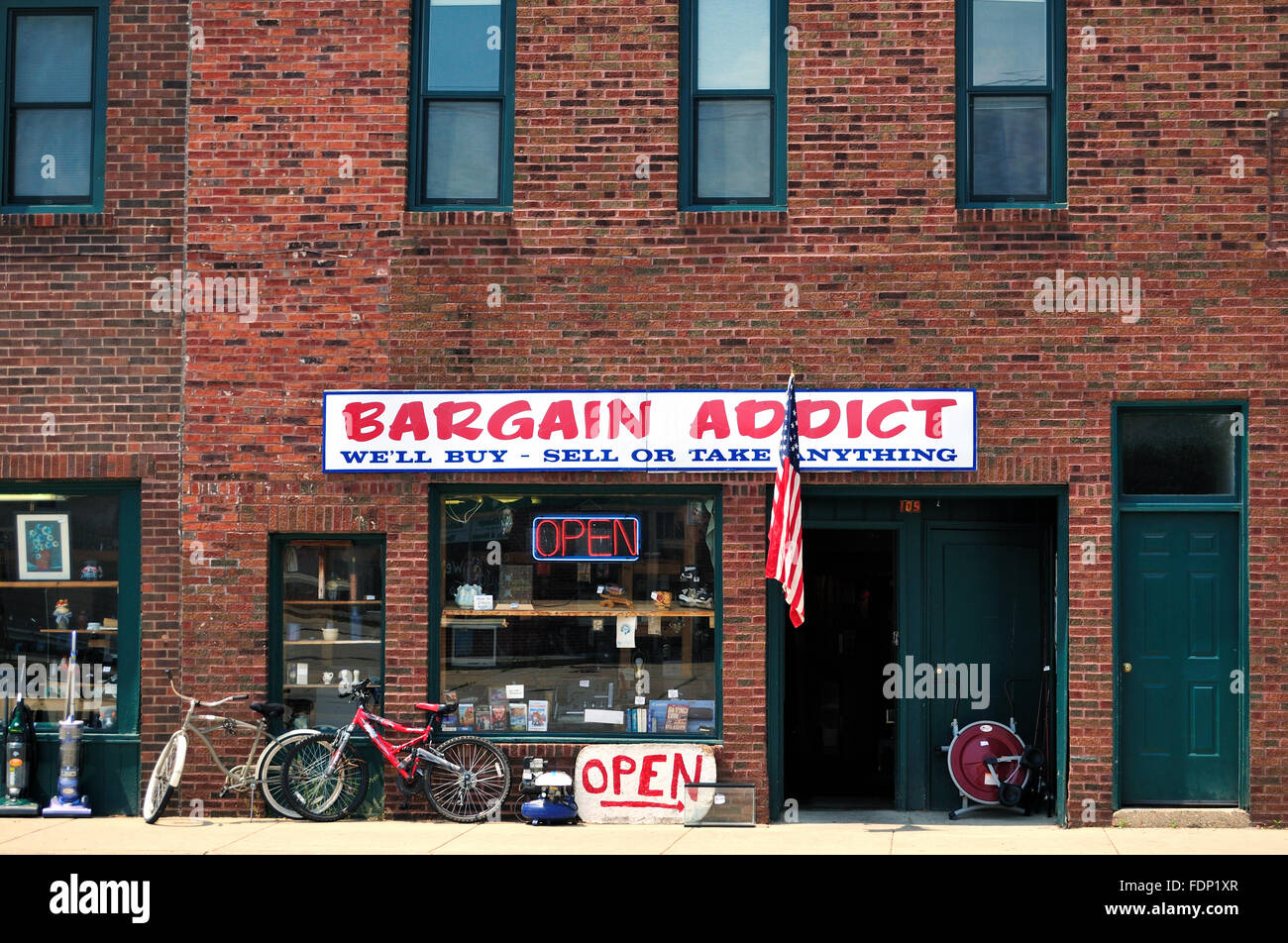 Una fetta di Americana, una piccola città rivendita negozio occupa un negozio di fronte a una strada principale in DeKalb, Illinois, Stati Uniti d'America. Foto Stock