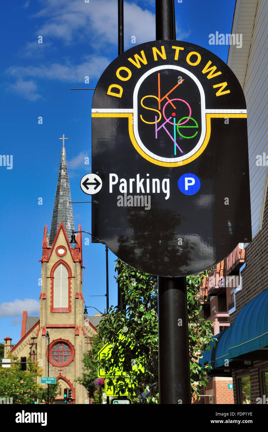 Il centro di Skokie, Illinois, un sobborgo di Chicago. Sullo sfondo è San Pietro Chiesa cattolica. Skokie, Illinois, Stati Uniti d'America. Foto Stock