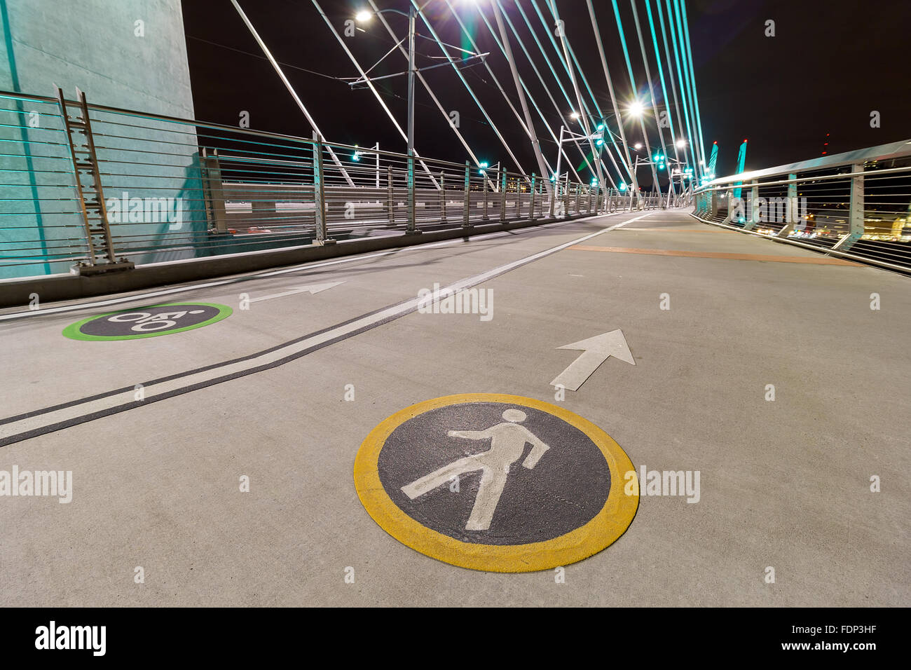 Ciclista di biciclette e pedoni segni di corsia su Tilikum attraversando Ponte in Portland Oregon Foto Stock