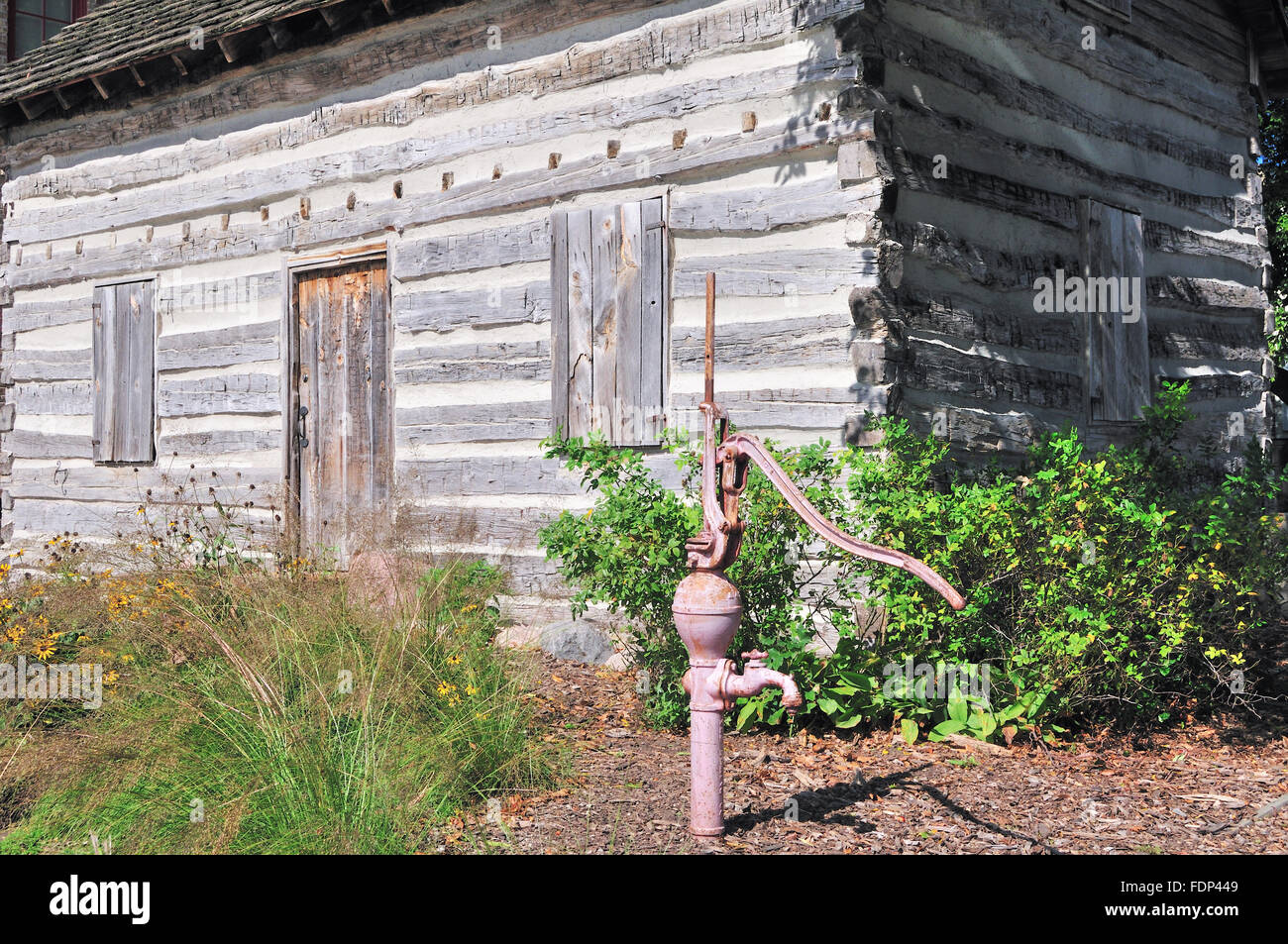 Un vintage pompa acqua si siede di fronte alla più antica struttura in Skokie, Illinois come parte di Skokie Heritage Museum. Skokie, Illinois, Stati Uniti d'America. Foto Stock