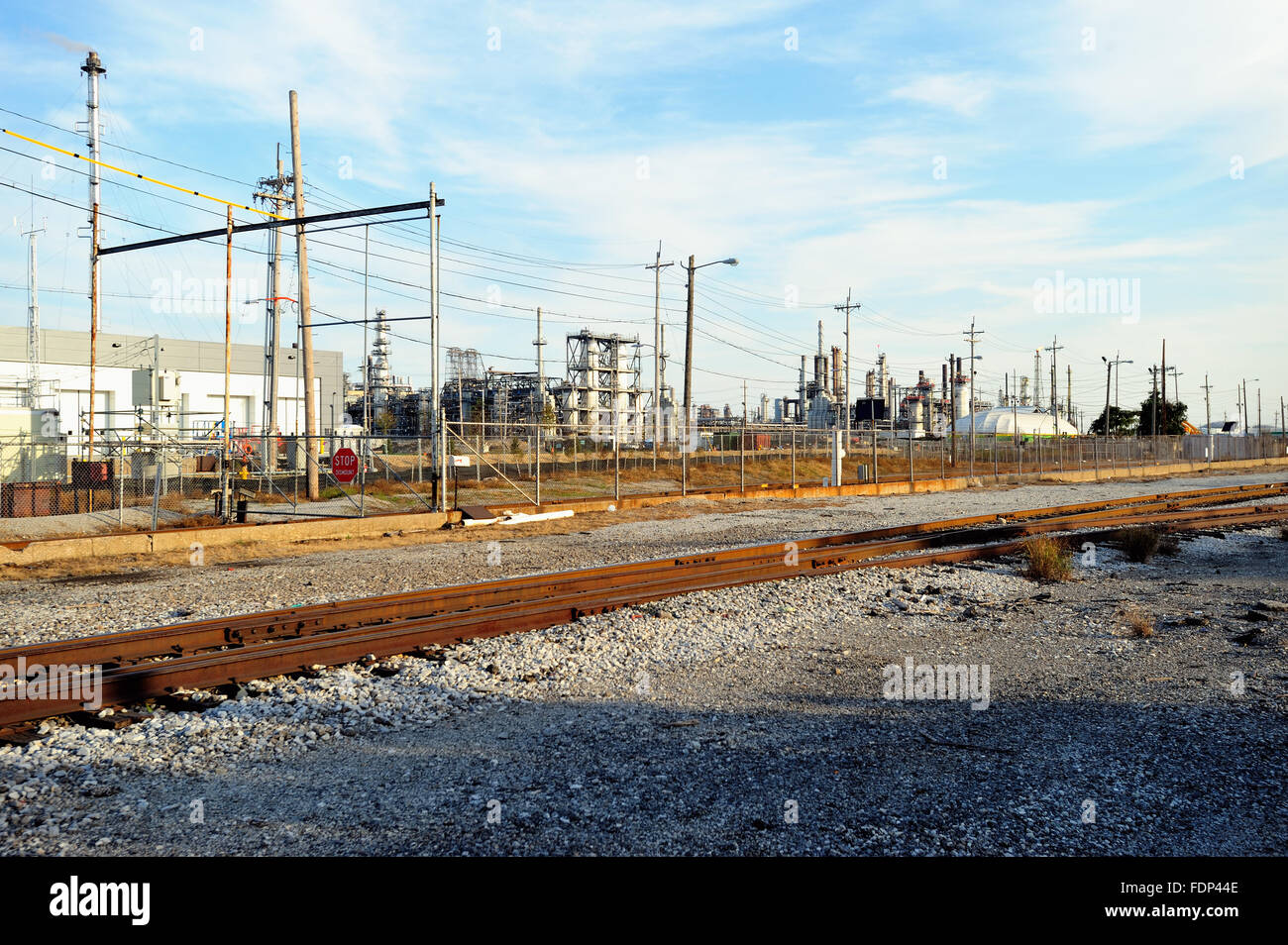 I binari della ferrovia e sciavero lungo un mulino di acciaio in Merlano, Indiana, una comunità fortemente immerso nell'industria siderurgica. Merlano, Indiana, Stati Uniti d'America. Foto Stock