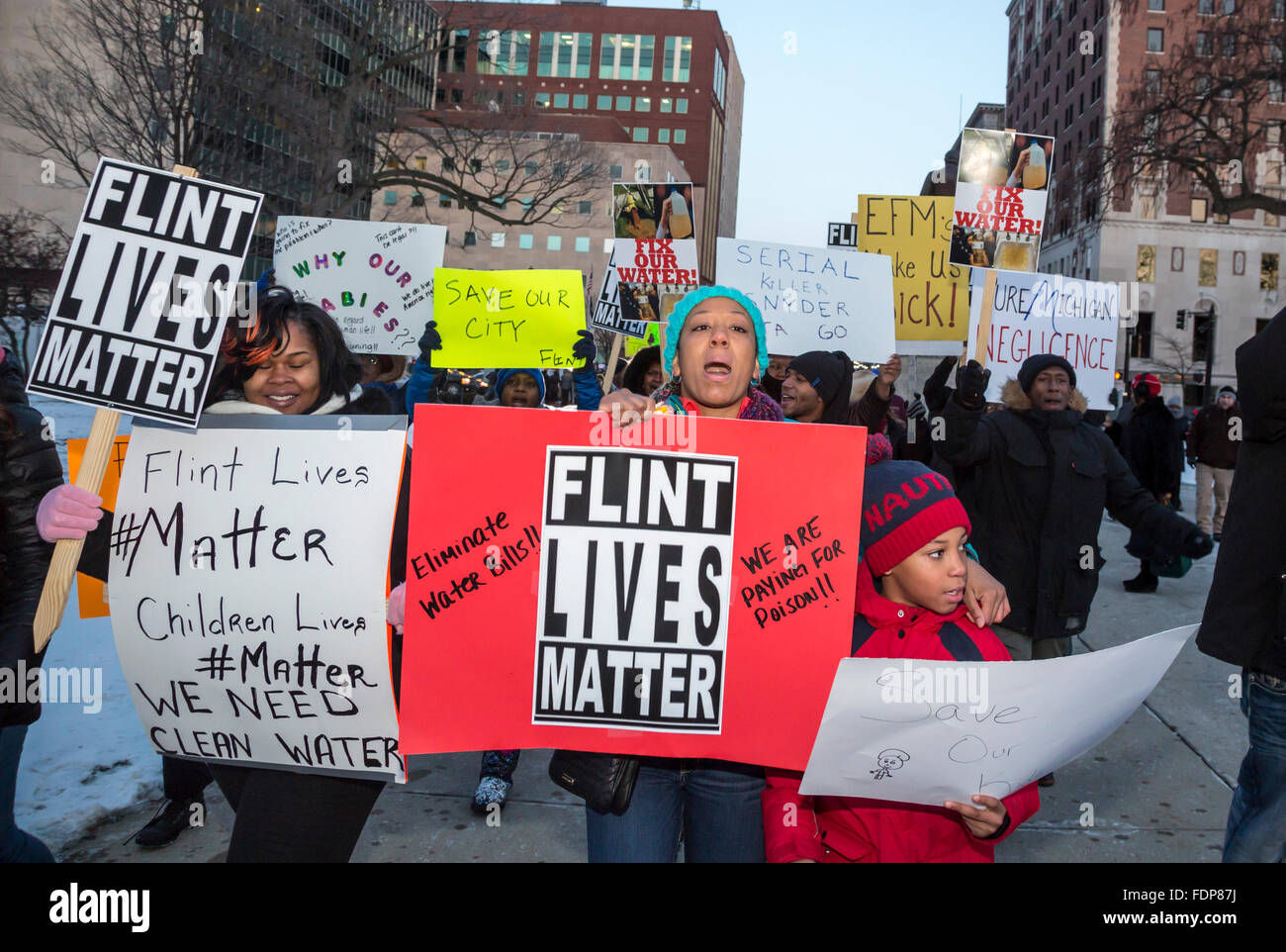 Lansing, Michigan - manifestanti chiamata per Michigan al governatore di dimettersi su flint crisi dell'acqua. Foto Stock