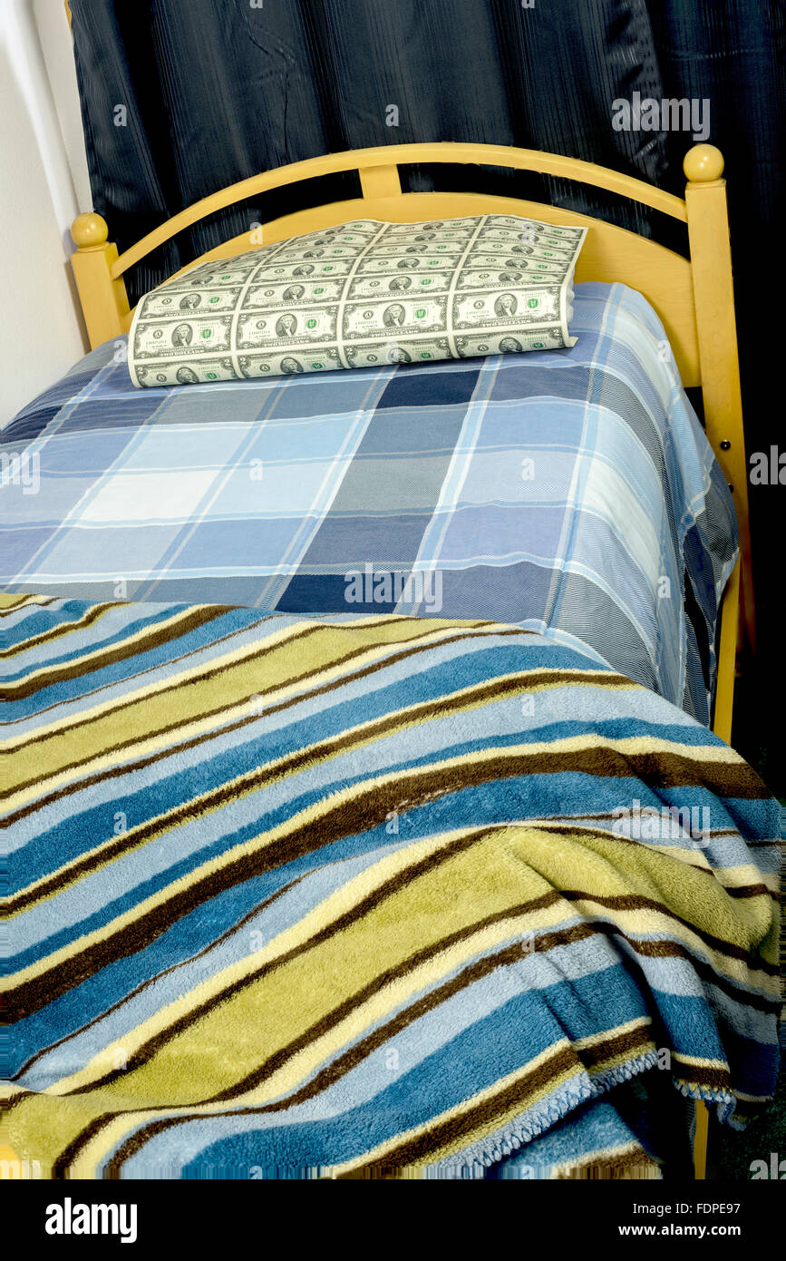 Letto singolo con cuscino realizzato in contanti Foto Stock