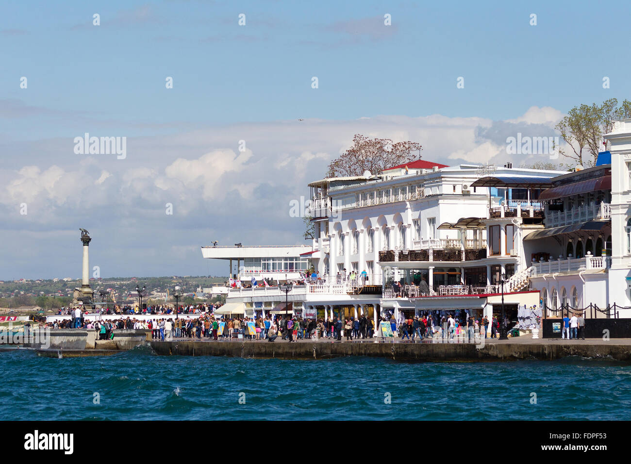 Sebastopoli, CRIMEA - 9 Maggio 2015: la gente a piedi sul lungomare 9 maggio 2015, Sebastopoli Foto Stock