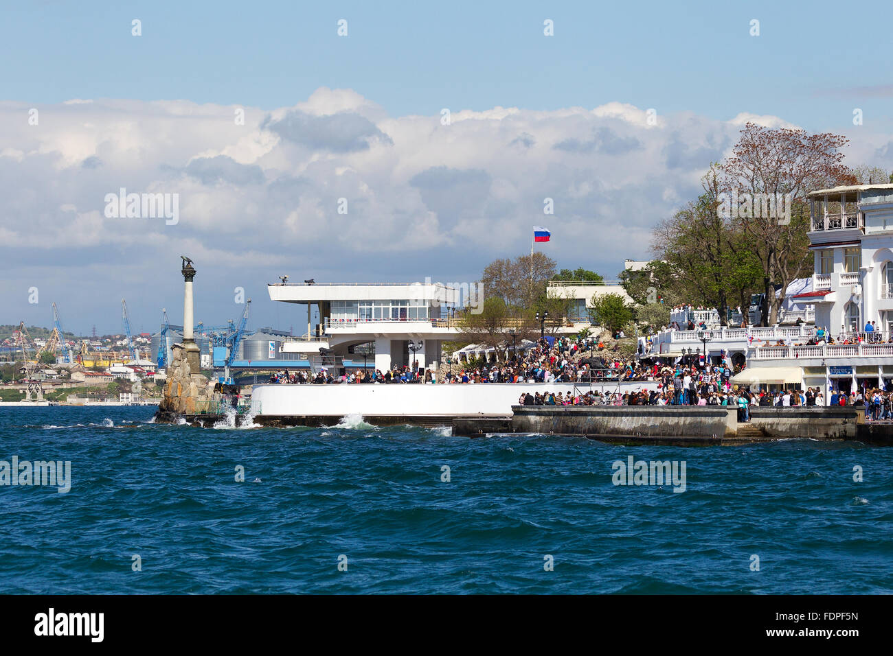 Sebastopoli, CRIMEA - 9 Maggio 2015: la gente a piedi sul lungomare 9 maggio 2015, Sebastopoli Foto Stock