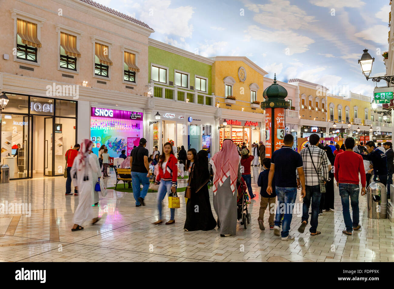 Negozi colorati al Villaggio Shopping Mall, Doha, Qatar Foto Stock