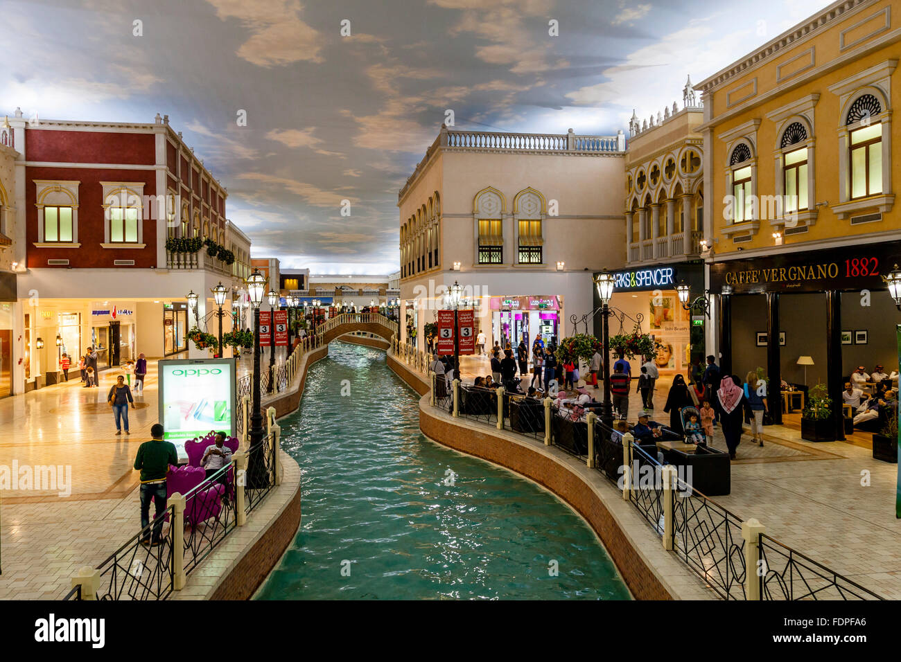 Colorati negozi e caffetterie a Villaggio Shopping Mall, Doha, Qatar Foto Stock