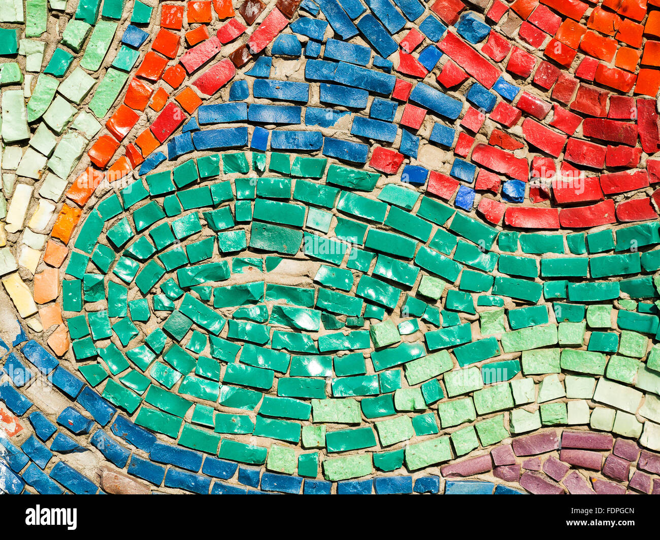 Diagonal colorato mosaico texture sulla parete Foto Stock