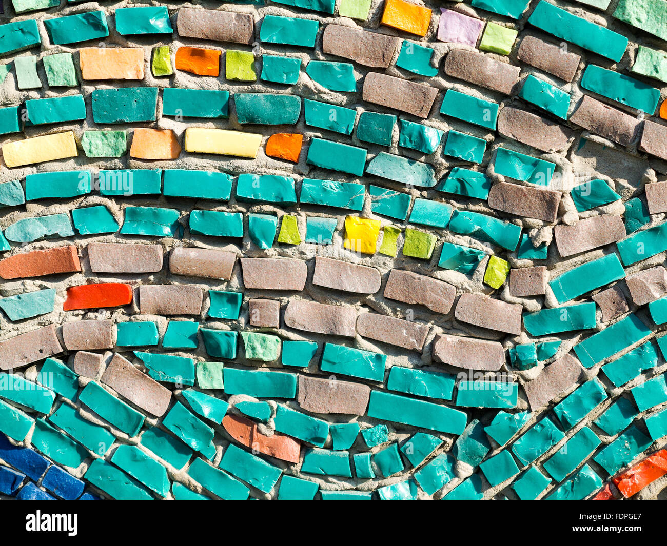 Diagonal colorato mosaico texture sulla parete Foto Stock