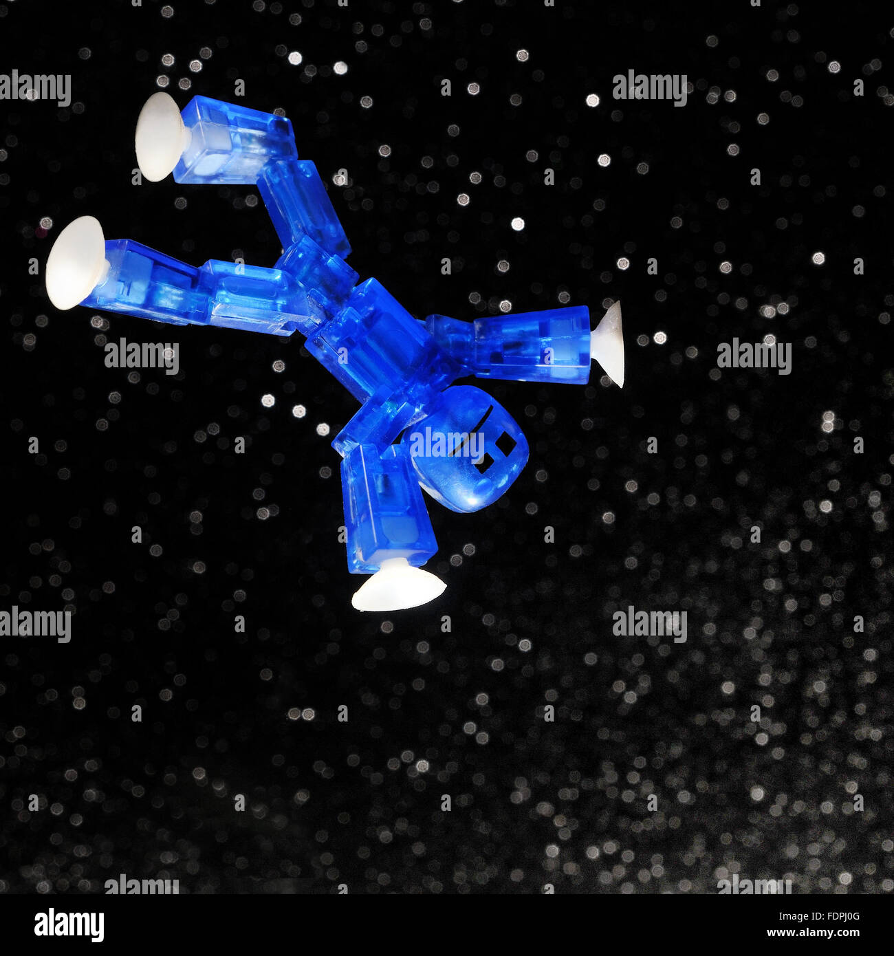 Toy blue man floating nello spazio esterno Foto Stock