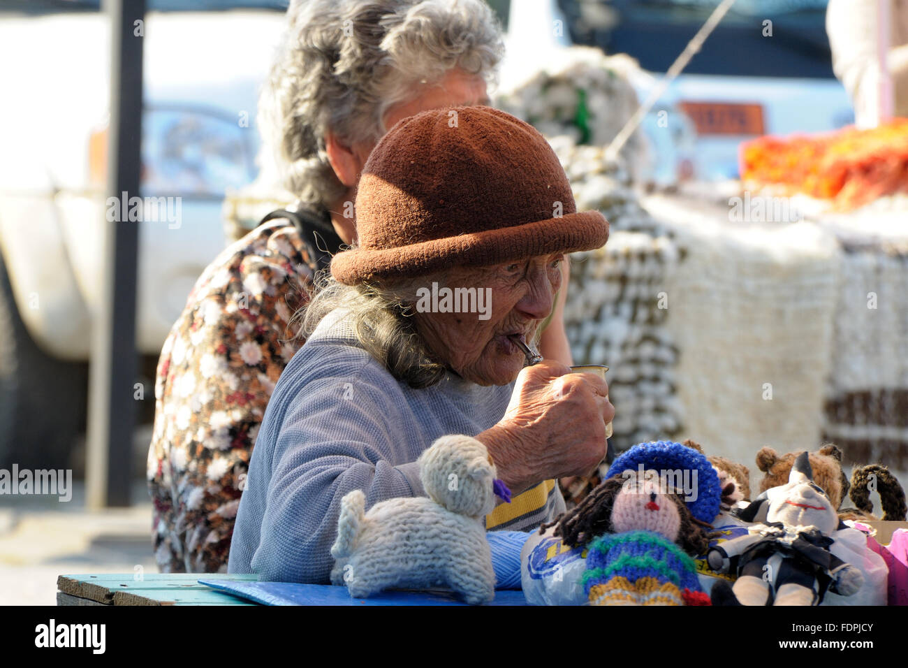 Vecchia donna bevendo mate al mercato della lana di Dalcahue, Isola di Chiloe, Cile Foto Stock