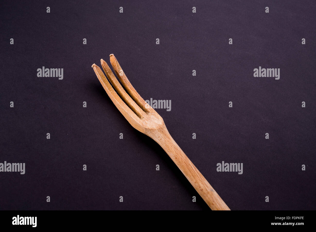 Ancora in vita di legno scolpito isolato posate su nero Foto Stock