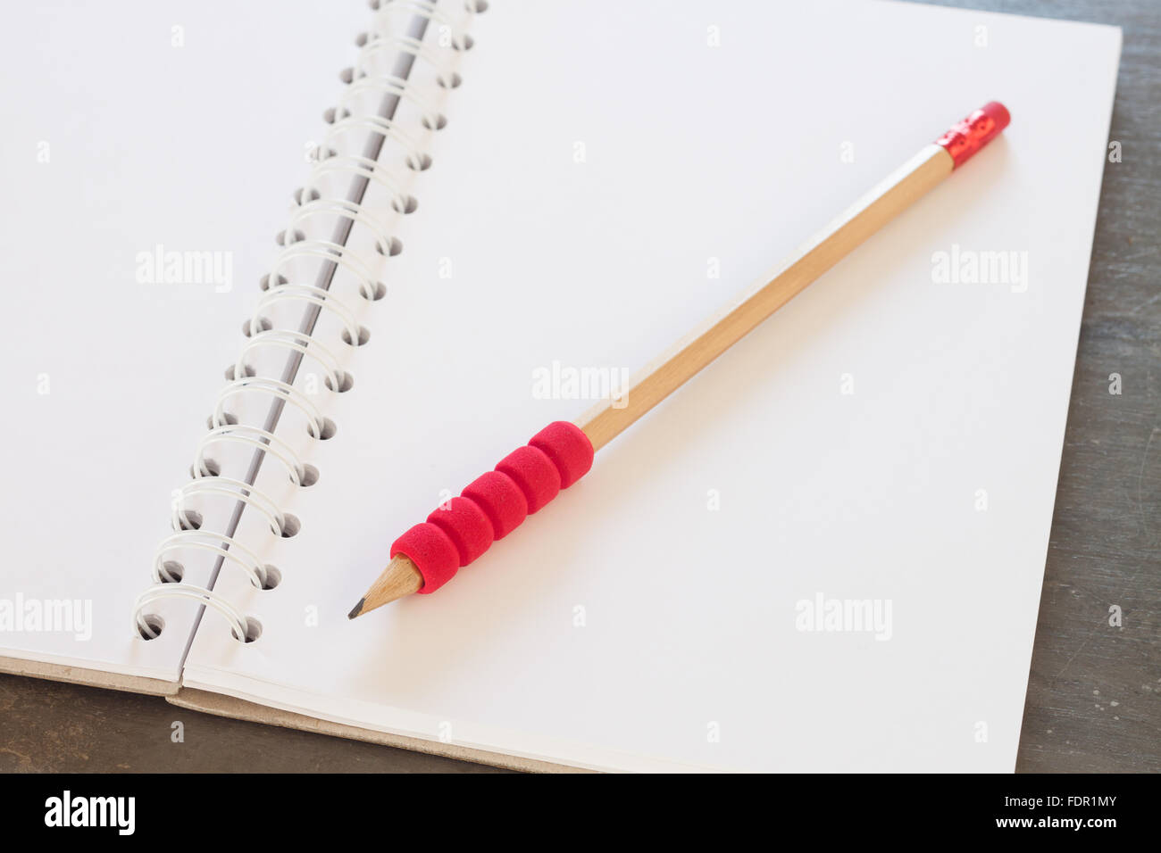 Blank notebook con matita su uno sfondo grigio, la concezione di business Foto Stock