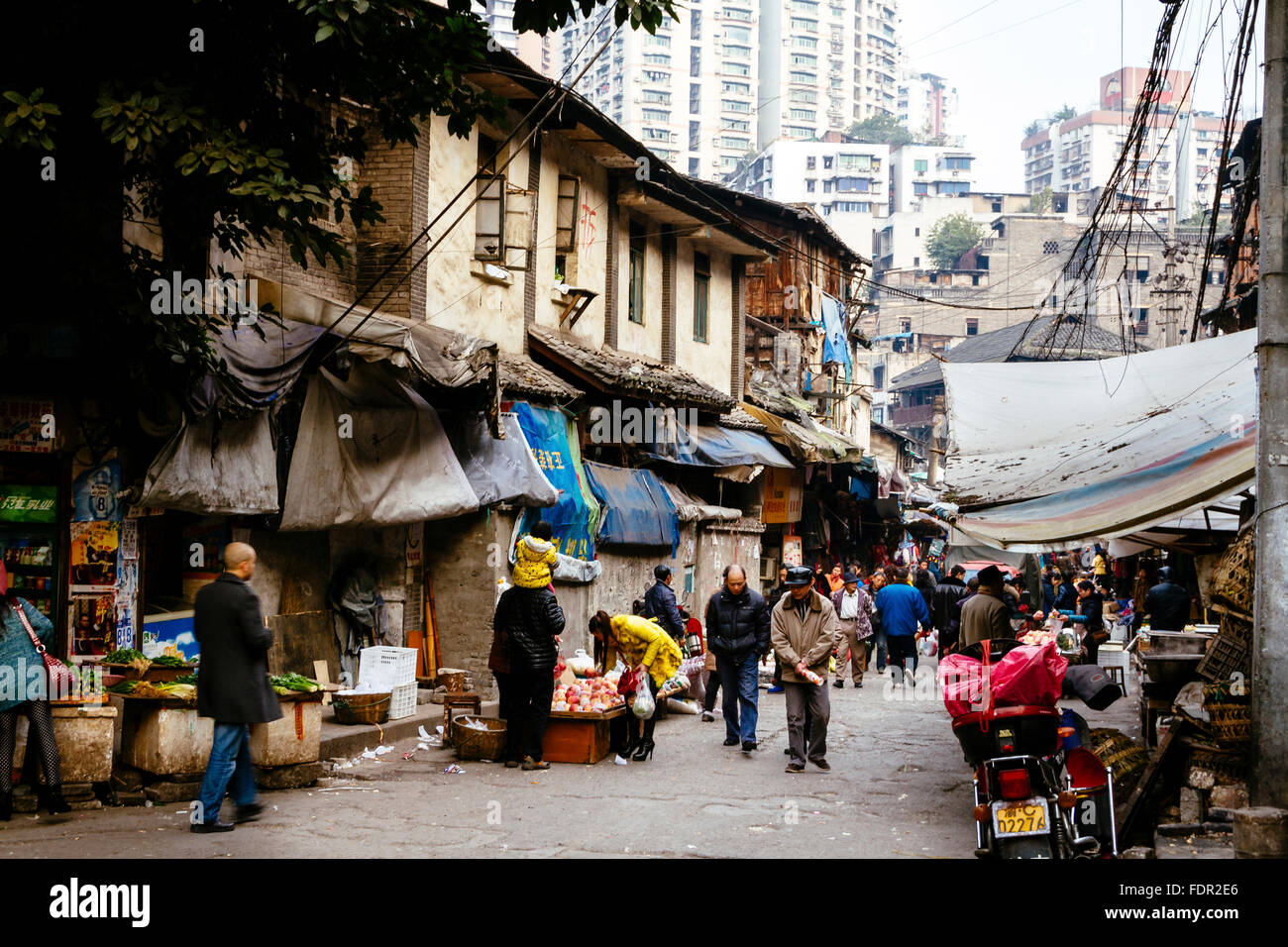 Chongqing Cina - La vista di stile di vita delle persone a Shibati, l'ultima delle baraccopoli di Chongqing. Foto Stock