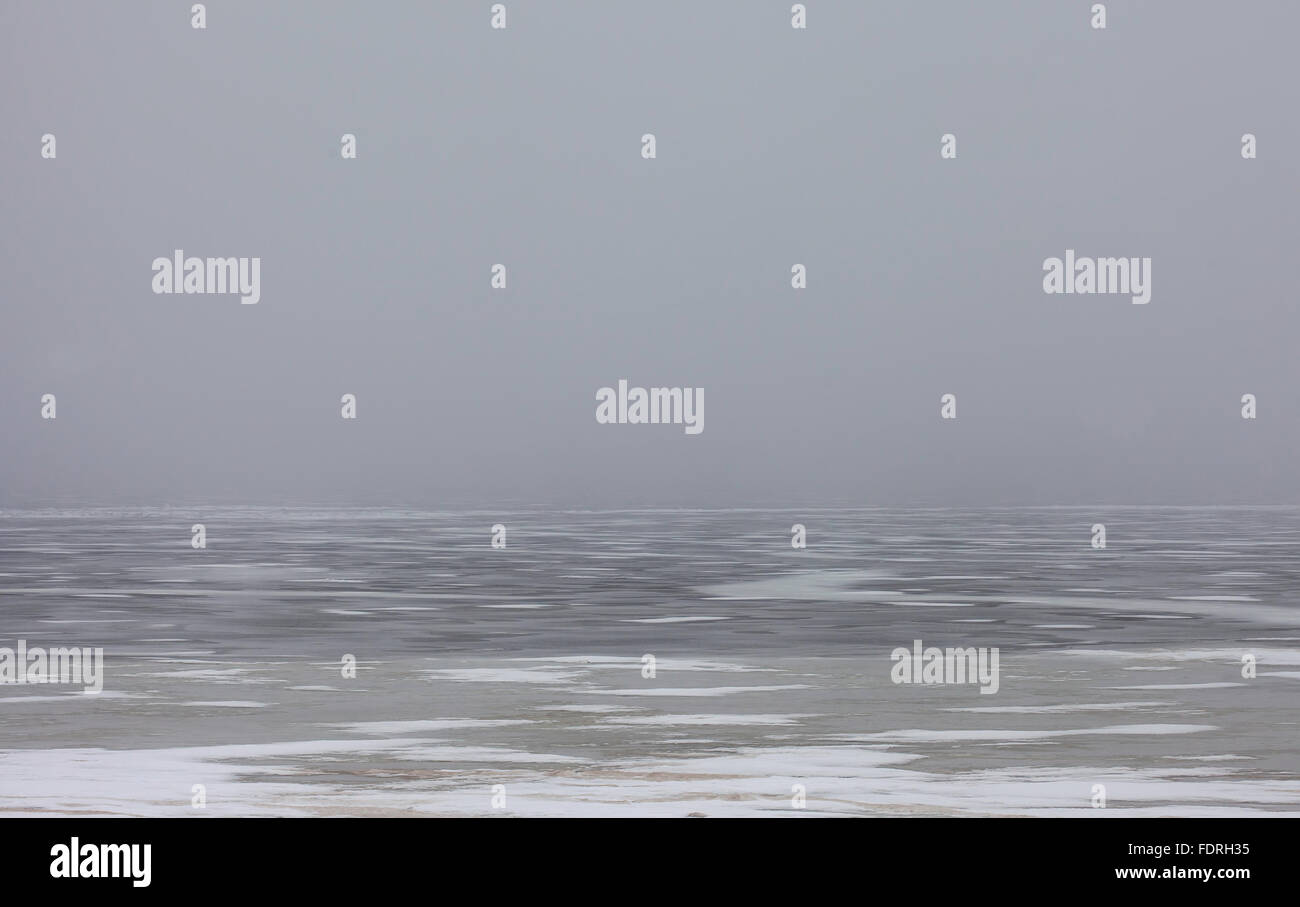 Snowfield scenario sul lago grande Foto Stock