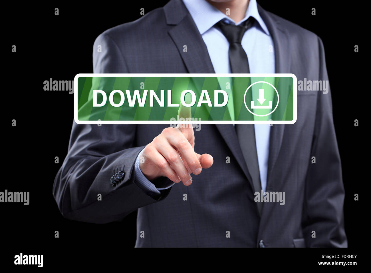 Imprenditore toccando un pulsante di download su schermo virtuale. concetto internet Foto Stock