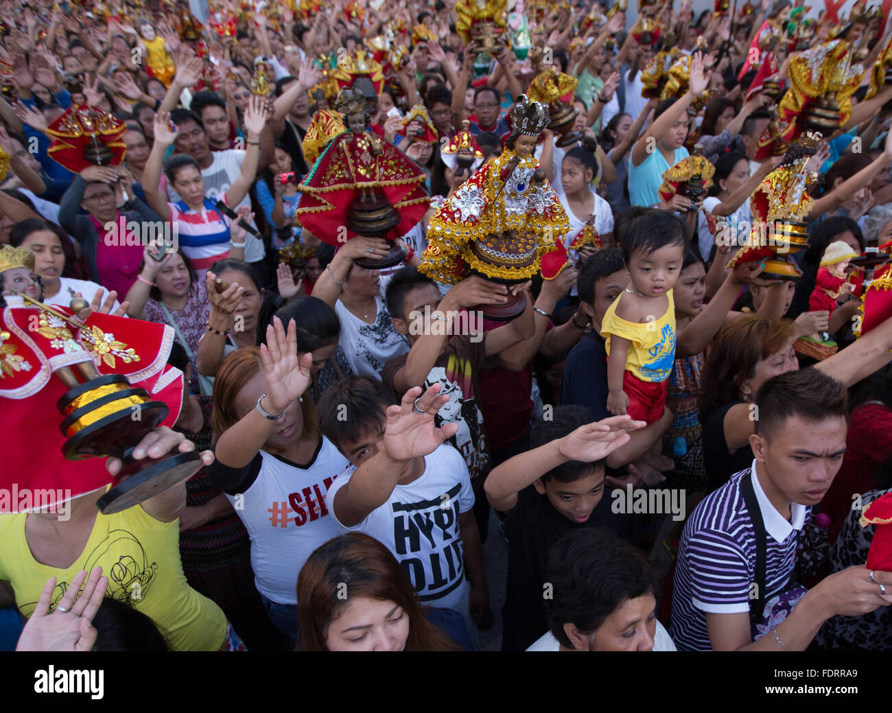 Cebu City, Filippine 07/01/2016.Migliaia di cattolici filippini frequentano la Santa Messa presso la Basilica Minore del Sto.Nino Foto Stock