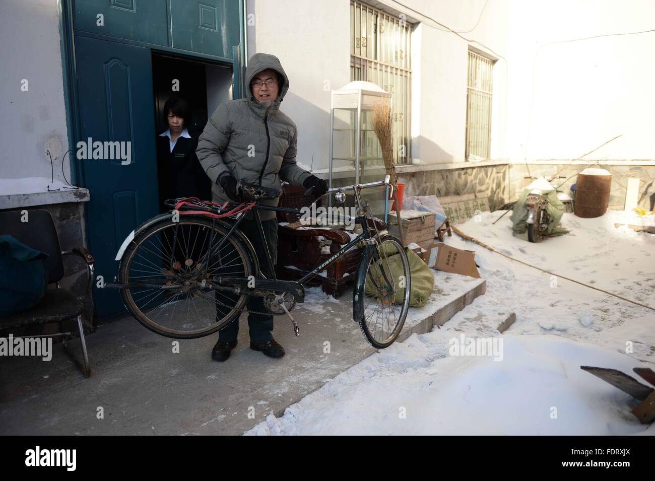 Beijicun, la Cina della Provincia di Heilongjiang. 30 gen, 2016. Portalettere Wang Xiulong si prepara ad andare sulla sua strada dall'ufficio postale a Beijicun, o "polo nord villaggio", nel nord-est della Cina di Provincia di Heilongjiang, Gennaio 30, 2016. Beijicun, una piccola città della Cina settentrionale della contea di Mohe, è uno dei luoghi più freddi nel paese. La temperatura più bassa mai registrata qui era meno 52,3 gradi Celsius. Wang è la suola portalettere di Beijicun Post Office che lavora qui da dieci anni fa. © Wang Kai/Xinhua/Alamy Live News Foto Stock