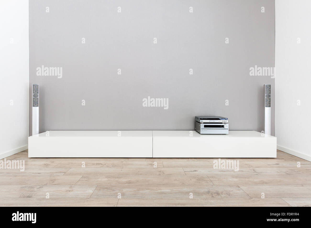 Living-Room interno con grande muro grigio Foto Stock