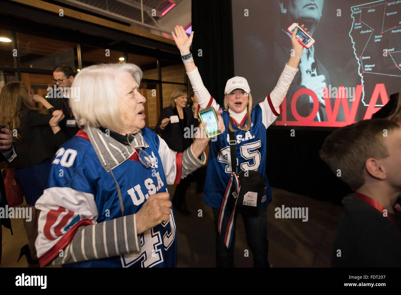 I sostenitori di Ted Cruz, per il candidato repubblicano nomina presidenziale, celebrare dopo Cruz la vittoria nella Iowa caucus Foto Stock