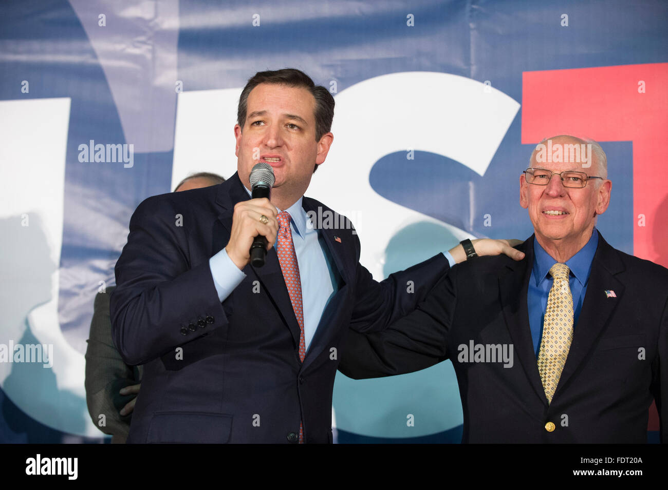 Candidato presidenziale repubblicano speranzoso Texas Sen. Ted Cruz celebrare la sua vittoria in Iowa caucus repubblicano Foto Stock