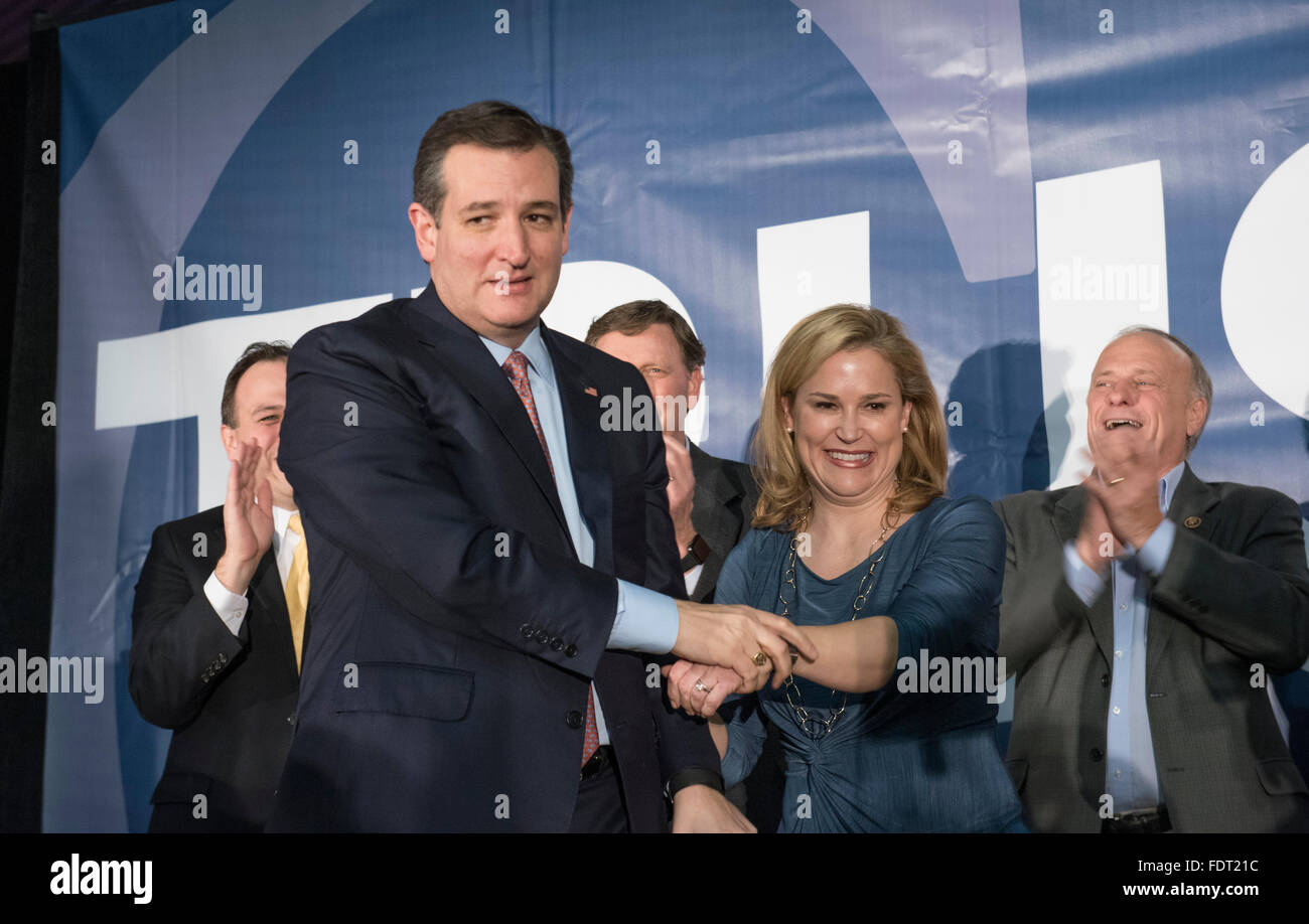 Candidato presidenziale repubblicano speranzoso Texas Sen. Ted Cruz e la moglie Heidi a celebrare la sua vittoria in Iowa Caucaso. Foto Stock