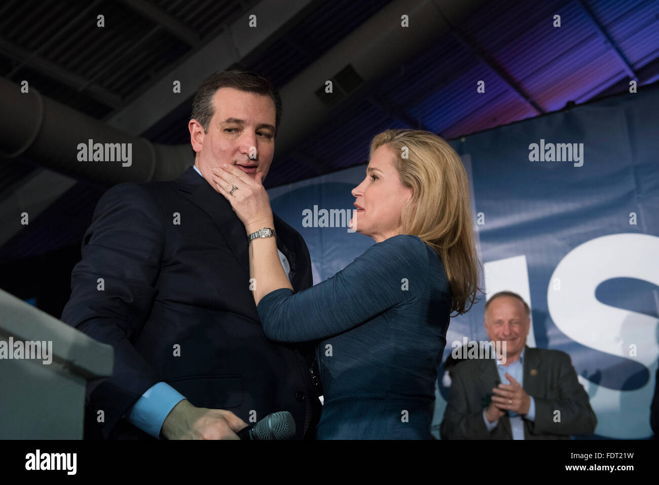 Candidato presidenziale repubblicano speranzoso Texas Sen. Ted Cruz e la moglie Heidi a celebrare la sua vittoria in Iowa Caucaso. Foto Stock