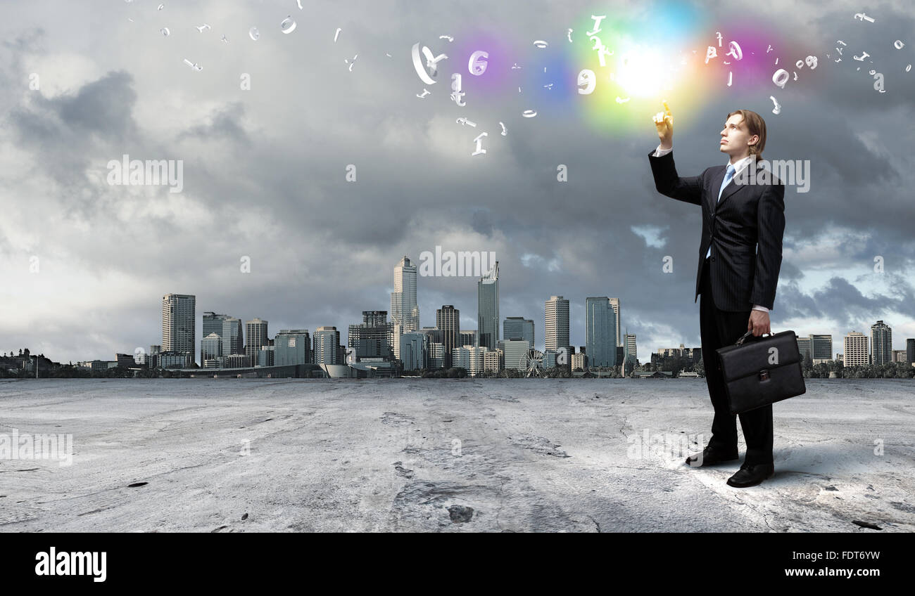 Imprenditore in tuta blu permanente e la giocoleria simboli aziendali Foto Stock