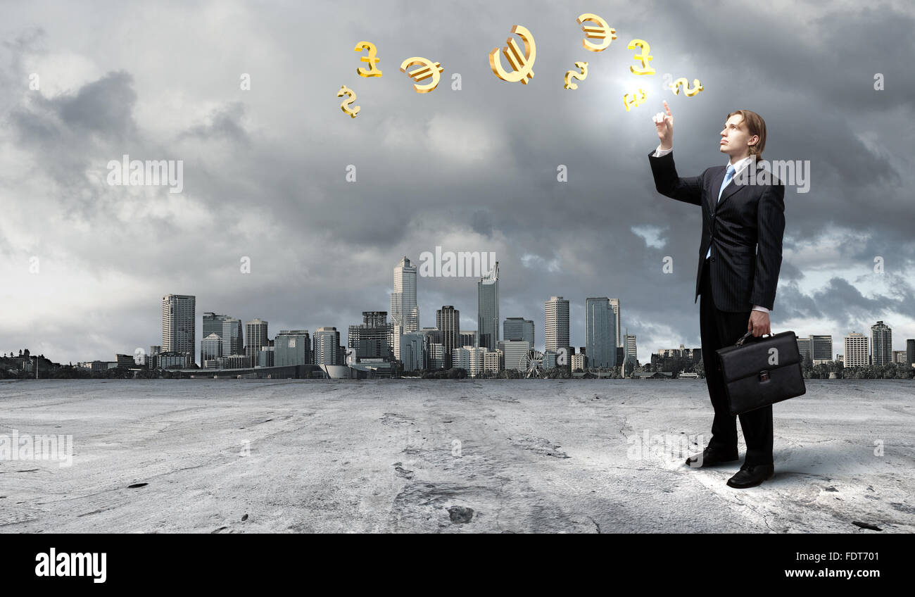 Imprenditore in tuta blu permanente e la giocoleria simboli aziendali Foto Stock