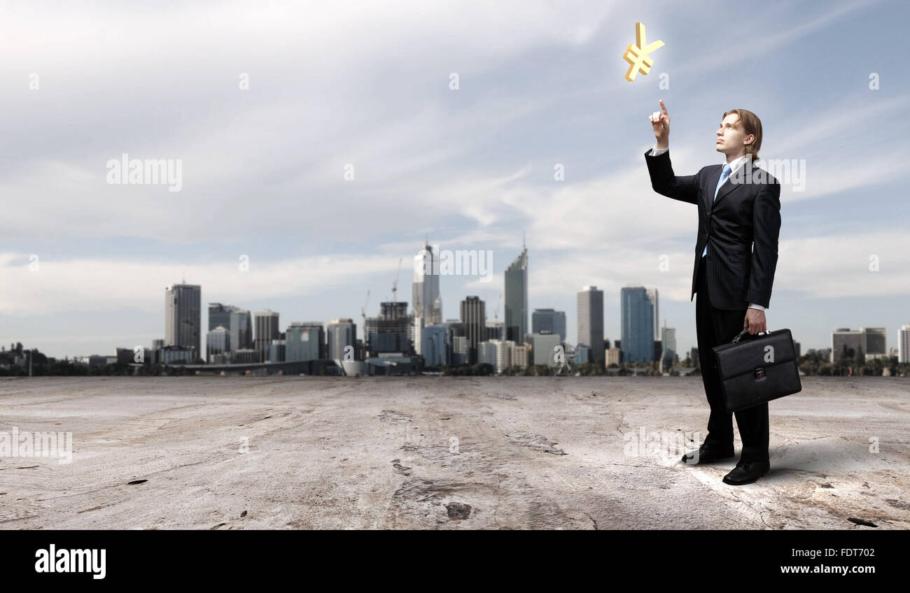 Imprenditore in tuta blu permanente e la giocoleria simboli aziendali Foto Stock