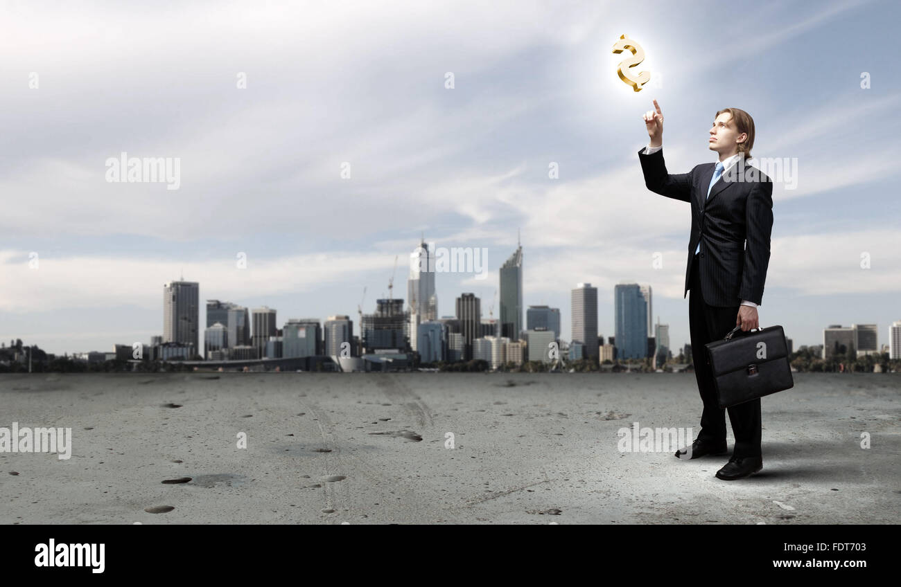 Imprenditore in tuta blu permanente e la giocoleria simboli aziendali Foto Stock