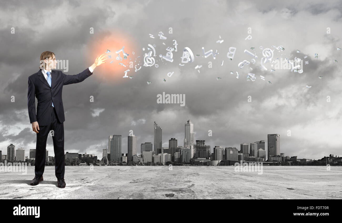 Imprenditore in tuta blu permanente e la giocoleria simboli aziendali Foto Stock