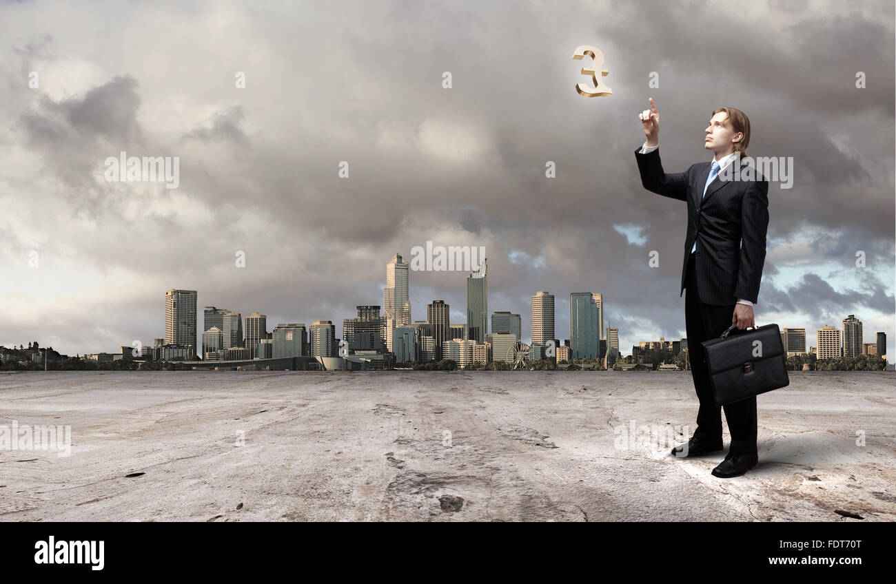 Imprenditore in tuta blu permanente e la giocoleria simboli aziendali Foto Stock