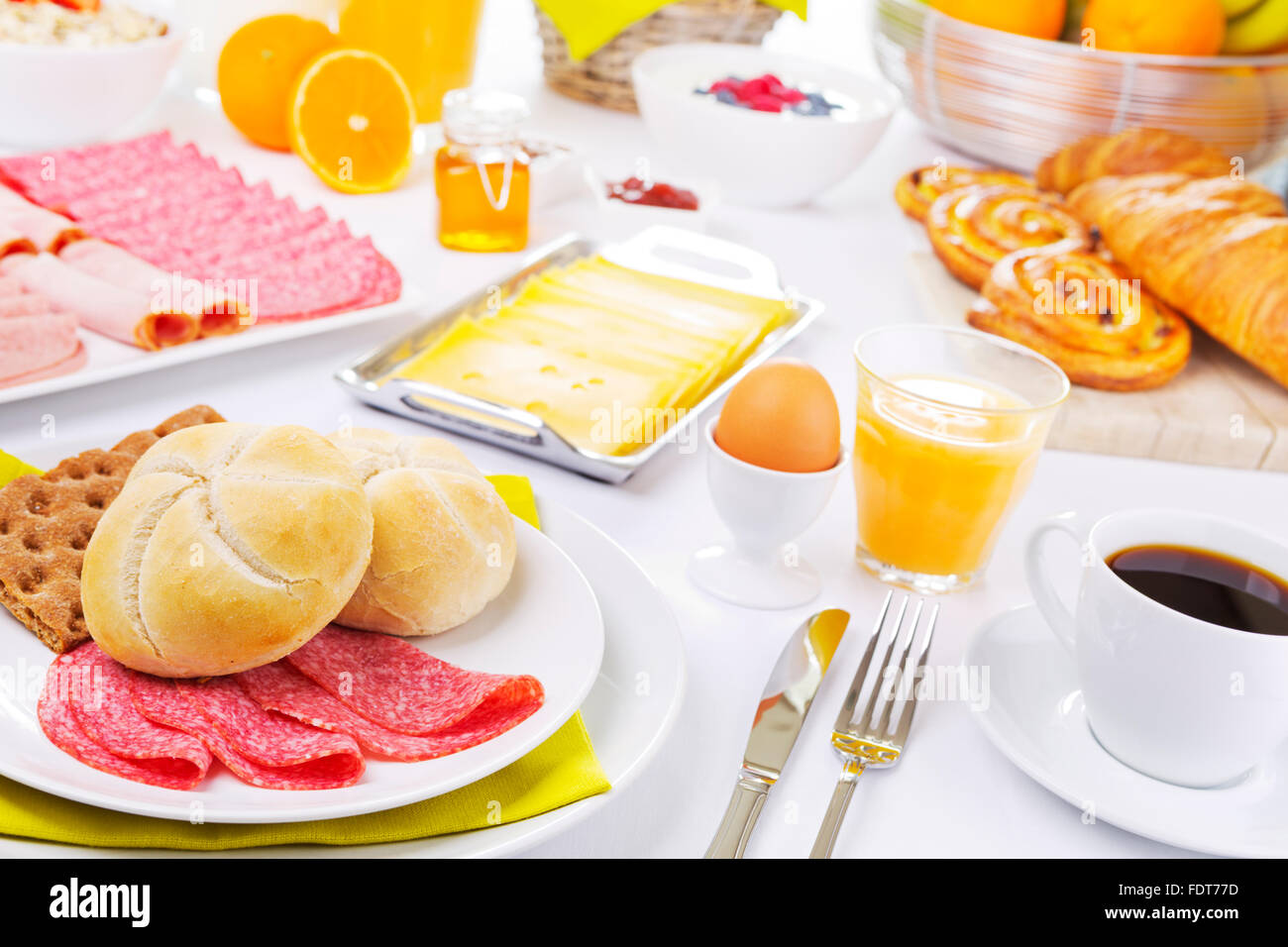 Un ampio buffet per la prima colazione continentale in una luminosa tabella. Foto Stock