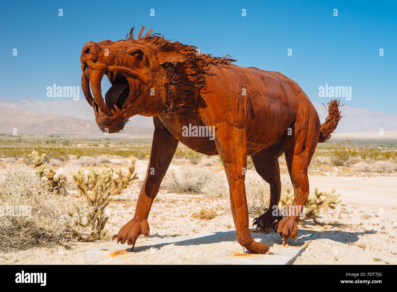 Una scultura di metallo per artista Ricardo Breceda in Borrego Springs, California Foto Stock