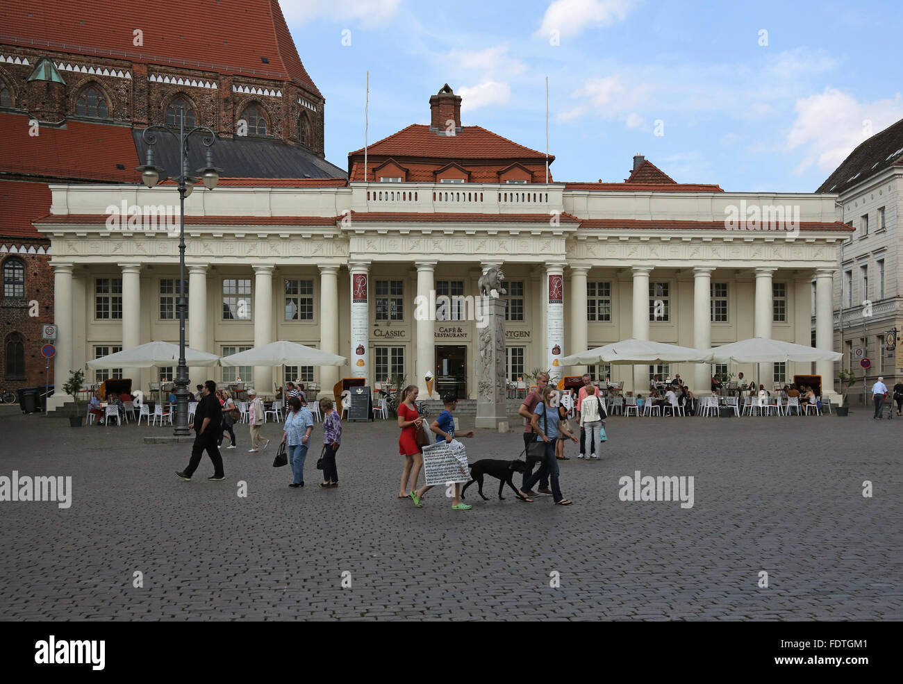 Schwerin, Germania, che si affaccia sulla piazza del mercato con i nuovi edifici Foto Stock