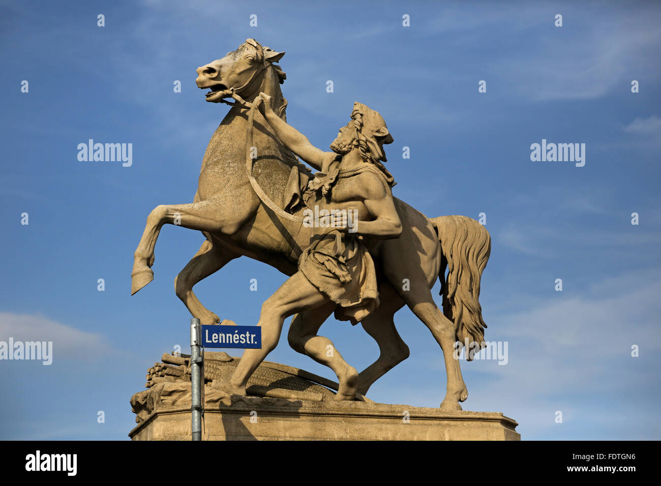 Schwerin, Germania, statua equestre, Obotrit, frenare il suo cavallo Foto Stock