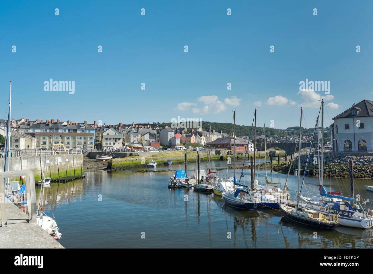 Barche ormeggiate nel porto di Aberystwyth. Foto Stock