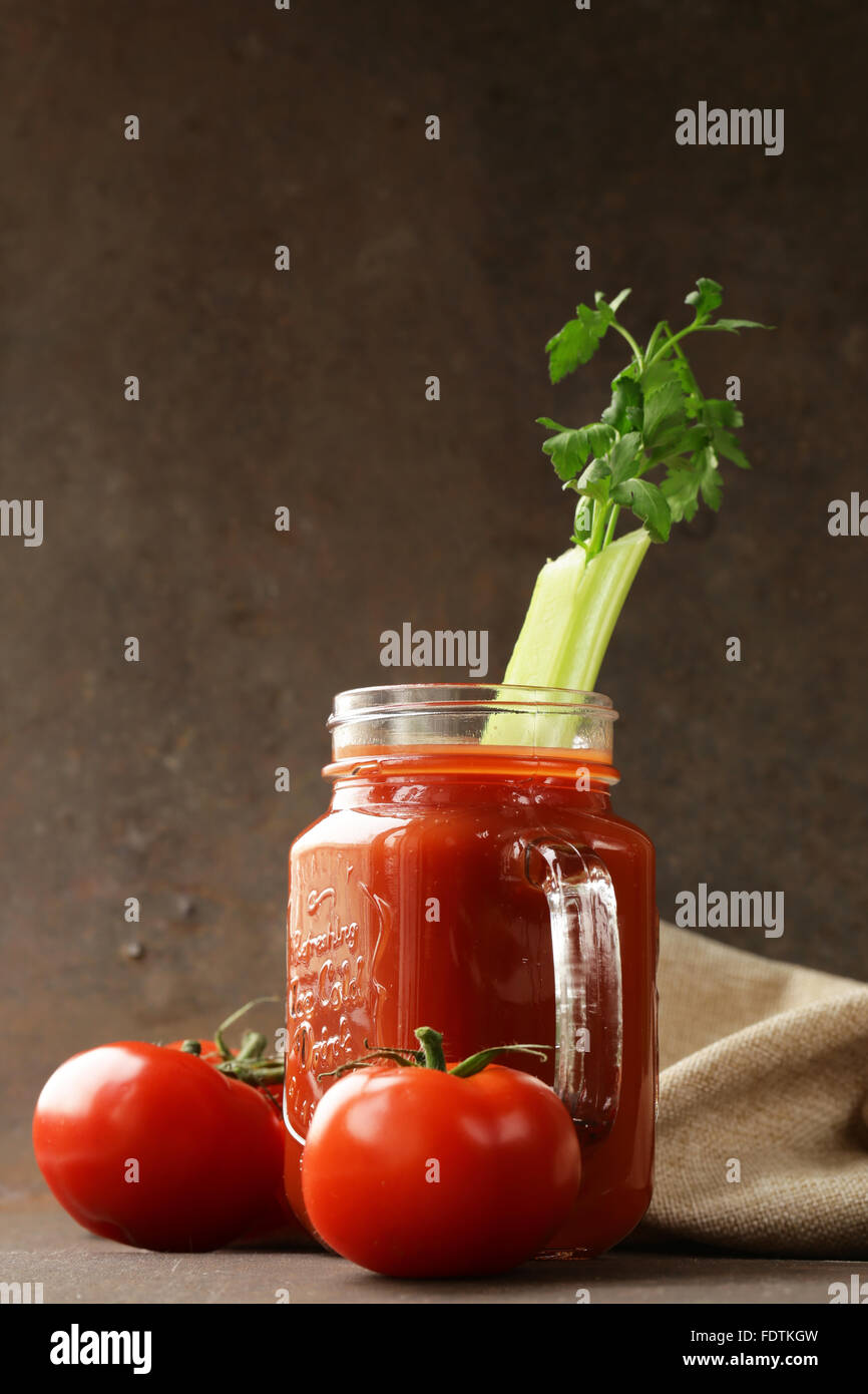 Il pomodoro fresco di succo in un vasetto di vetro sul tavolo Foto Stock
